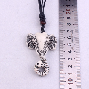 Collar Clásico con Colgante de Hueso de Yak y Escultura de Elefante Grabada en Resina, Gargantilla Vintage de Hueso de Yak con Diseño Animal para Hombre - Product Image 5