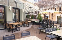 Mobilier d'extérieur commercial, café, restaurant, table et chaises d'extérieur à structure métallique, design léger et luxueux