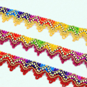 Tende Vintage a Onde all'Ingrosso, Pizzo Etnico per Abbigliamento e Accessori, Pizzo Colorato a Triangolo Dorato 100% Poliestere Ecologico - Product Image 2