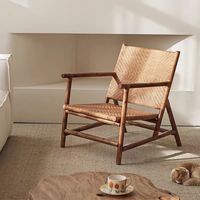 Fauteuil de salon minimaliste en rotin naturel tressé avec structure en bois massif