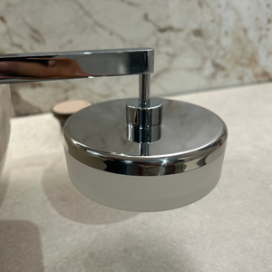 Miroir de salle de bain mural avec base en chrome poli et abat-jour en verre trempé givré pour une éclairage douce et uniforme - Product Image 5