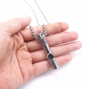 Collier pendentif tête de loup Yunnique en argent tibétain, bijou unisexe tendance en forme d'animal avec design sifflet - Product Image 4
