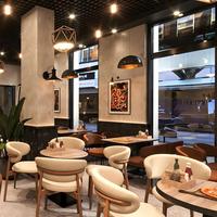 Ensemble de mobilier de restaurant commercial moderne, chaises de salle à manger de luxe pour café, sièges rembourrés en bois pour hôtel, café, projet commercial