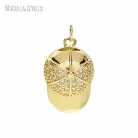 PM53805 Breloque CZ scintillante en forme de casquette de tennis plaqué or 18 carats, pendentif pour casquette de sport, accessoire de bijouterie Hip Hop Streetwear pour la création