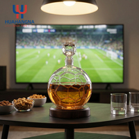 Bouteille à liqueur en verre en forme de ballon de football de 40 oz, cadeau pour bar sportif, carafe à whisky fantaisie de 1200 ml en forme de ballon de football avec base en bois