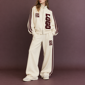 Ensemble décontracté 2 pièces sur mesure OEM pour femme, avec sweat à col montant zippé, pantalon de survêtement à rayures latérales et patch brodé en tissu éponge avec lettres - Product Image 1
