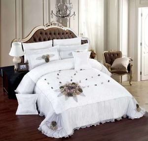 Modern Luxury Disposable 3-Piece Wedding <strong>Comforter</strong> <strong>Set</strong> with Embroidery Polyester &amp; Lace Bedding Customizable Design Pillowcases - Product Image 4