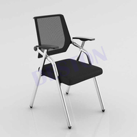 Chaise de formation pliante en maille pour salle de conférence avec tableau d'écriture table d'étude et chaise une chaise de formation de bureau