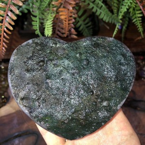Cœur en cristal de titane violet naturel d'Uruguay, amas d'améthyste brute en forme de cœur, artisanat élégant pour la décoration intérieure - Product Image 5