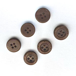 Bottoni per camicia in resina effetto perla di alta gamma con logo personalizzato, 4 fori - Product Image 4