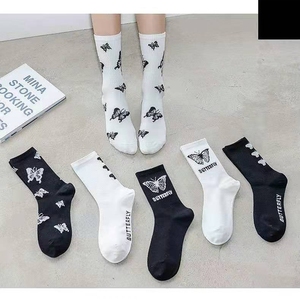 Calzini farfalla per le donne primavera estate calzini a metà polpaccio popolari di tendenza in bianco <span class=keywords><strong>e</strong></span> nero cartoni animati giapponesi calzini lunghi - Product Image 6