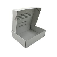 Boîte d'expédition postale carrée à rabat en carton ondulé E-flute blanc/noir avec doublure en éponge et lamination mate écologique personnalisée