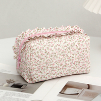 Pochette cosmétique matelassée florale avec bordure à volants, en polyester rembourré, mignonne et portable, pour femmes, OEM ODM