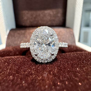 Женское овальное кольцо с бриллиантами - Product Image 4