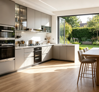 Ensemble de meubles de cuisine modernes avec armoires gris clair, étagères en verre avec éclairage LED, four encastré et crédence en carreaux de métro