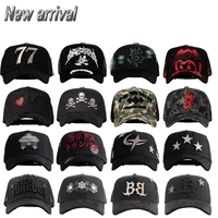 Gorra de béisbol unisex con diseño gótico de espina jacquard negra, parche de espiga roja brillante y letras bordadas con pedrería.