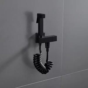 คู่หูห้องน้ำทรงสี่เหลี่ยมพร้อมปืนฉีดน้ำแรงดันสีดำ/ โครเมี่ยมด้ามจับเดี่ยว - Product Image 4