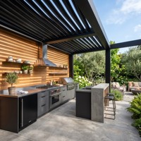 Cuisine extérieure en acier inoxydable gris en forme de U avec barbecue à gaz, évier, kamado et réfrigérateur pour pergola, personnalisable par Hyrley Cabinets