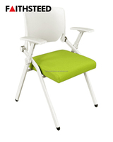 Chaise de formation pliable robuste avec assise réversible en mousse PU, accoudoirs réglables en PP et structure en acier pour salle de formation