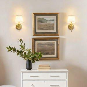 Lámpara de Pared Tradicional con Cuerpo de Bronce y Pantalla Blanca, Fuente de Luz LED E26, Control por Interruptor, Montaje en Pared, Iluminación para Dormitorio y Sala de Estar - Product Image 2