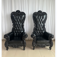Chaise Trône Royale Européenne de Luxe avec Cadre Sculpté Orné et Revêtement Capitonnée pour Location Événementielle