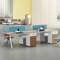 Bureau de travail commercial moderne pour quatre personnes, postes de travail face à face, ensemble de chaises de bureau minimalistes, combinaison libre pour bureau