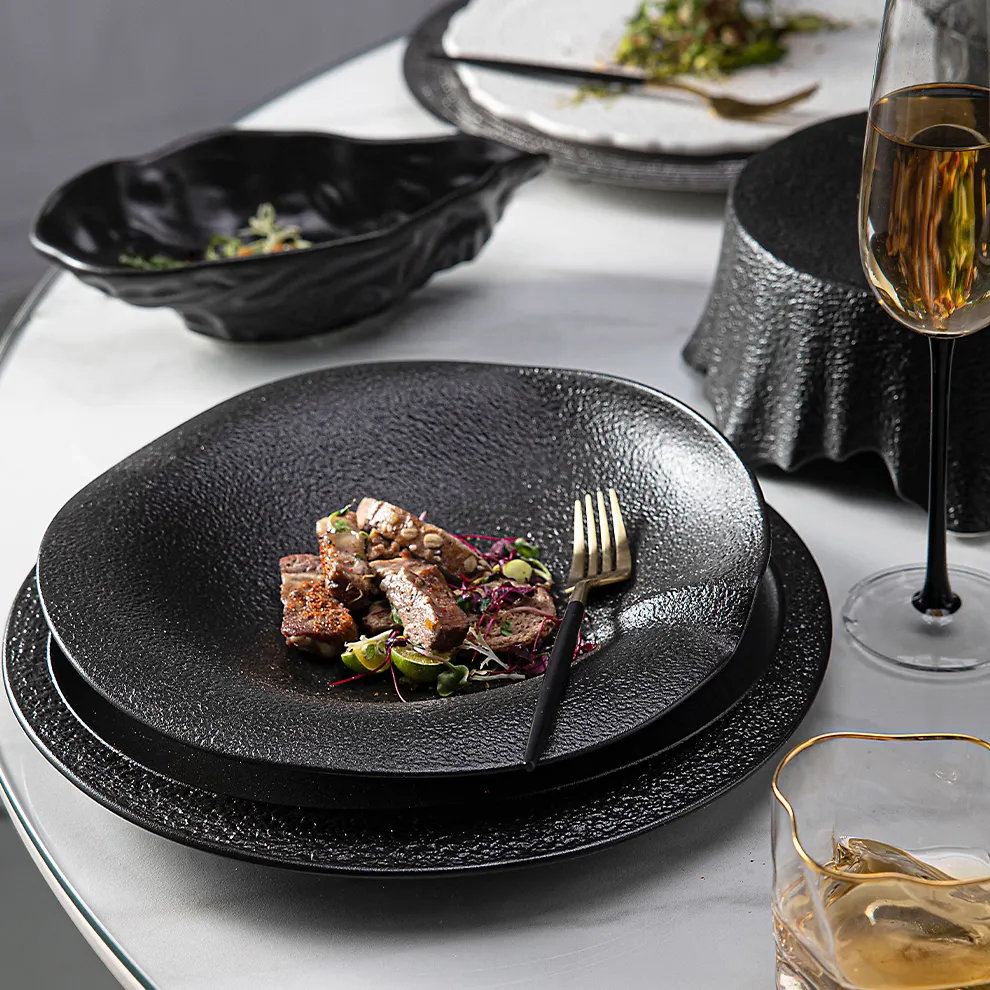 Restoran otel büfe japon Platos seramik kaplar seti Vajilla yemek mat düzensiz siyah porselen yemek takımı plaka