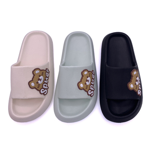 Pantoufles personnalisées de haute qualité à semelle épaisse en nuage doux pour femmes et hommes pour intérieur sportif extérieur avec patchs en caoutchouc personnalisés - Product Image 5