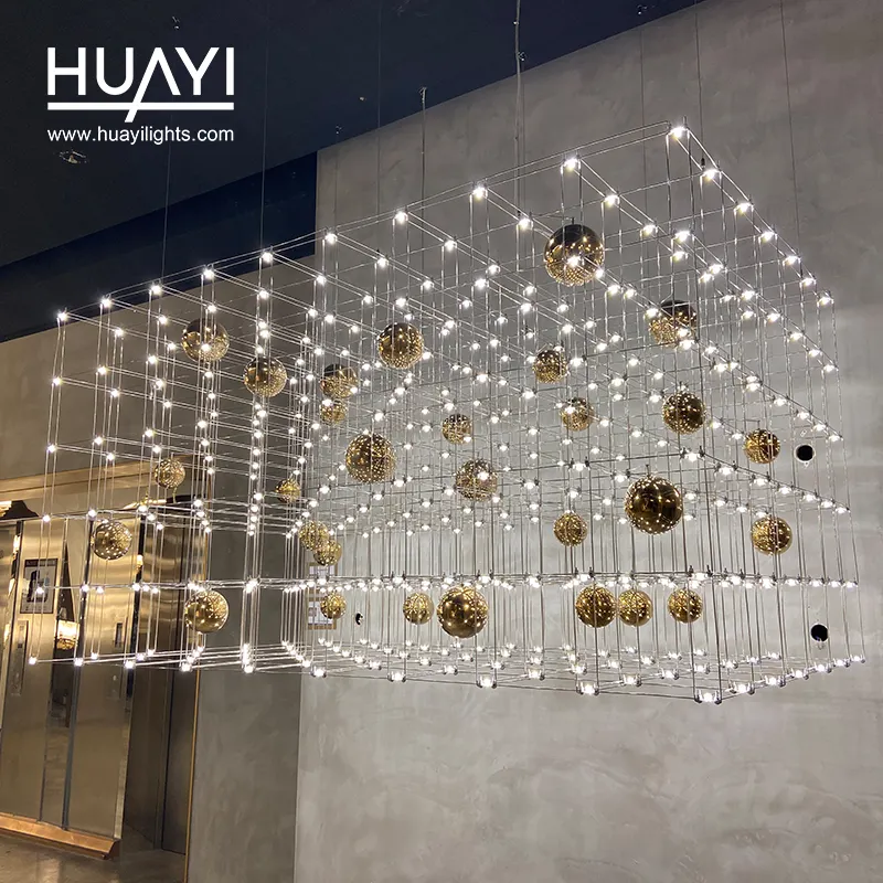 Lampada a sospensione decorativa di moda di lusso personalizzata in acciaio inossidabile con combinazione casuale a sfera dorata a Led