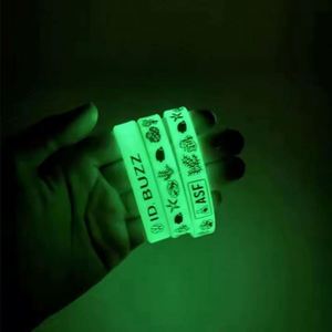 Bracelet en silicone personnalisé avec logo, fin, en caoutchouc, lumineux dans le noir, promotionnel – Ventes Flash - Product Image 2