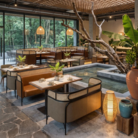 Ensemble de mobilier commercial moderne : table, chaises, canapé sectionnel confortable en bois, métal et cuir, facile à nettoyer, pour restaurant