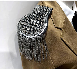 Venta al por mayor hombro charreteras borla enlace cadena Punk remaches flecos Charretera hombro insignia escenario vestido uniforme Accesorios - Product Image 3