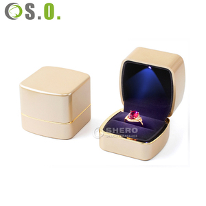 Boîte à bijoux magnétique de luxe avec LED, boîte cadeau pour bijoux peinte sur mesure pour femmes - Product Image 6