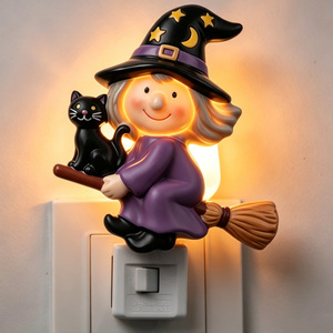 Lampe de nuit à brancher en résine, motif Sorcière d'Halloween et Chat Noir, avec balai, pour prise murale, décoration de fête et de maison, vente en gros, personnalisable, ODM - Product Image 4