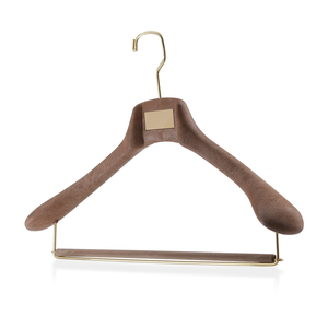 Perchas de Lujo Personalizadas con Logotipo, de Resina Color Nogal, con Ganchos de Acero Inoxidable para Tiendas de Ropa y Armarios - Product Image 1