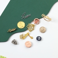 Épinglette de haute qualité personnalisée avec logo, pour femmes, en alliage d'argent et d'or, ornée de strass et de perles, vente en gros