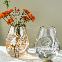 Vase de table en verre soufflé sur mesure, forme géométrique irrégulière, contemporain, fait main