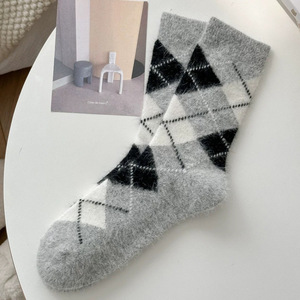 Chaussettes personnalisées <span class=keywords><strong>en</strong></span> argyle pour femmes, chaudes pour l'hiver, <span class=keywords><strong>en</strong></span> mélange de <span class=keywords><strong>laine</strong></span>, motif losanges, style vintage preppy, chaussettes mi-hautes duveteuses effet <span class=keywords><strong>mohair</strong></span>, vente <span class=keywords><strong>en</strong></span> gros - Product Image 5