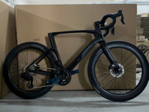 Vélo de route haut de gamme en fibre de carbone 3K avec transmission sans fil à 24 vitesses et jeu de roues en carbone 700C pour le cyclisme de compétition - Product Image 1