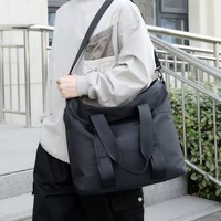 Sac de voyage et de loisirs pour homme en nylon doux, grande capacité, plusieurs poches, avec bandoulière réglable