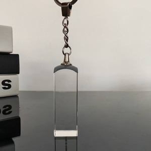 Magnifique porte-clés LED en cristal cube avec gravure laser interne, images personnalisées, emballage cadeau écologique et portable pour - Product Image 1