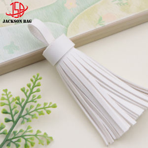 Porte-clés artisanal durable en PU fantaisie avec pompons et franges dorées classiques pour voiture, cheveux ou sac - Product Image 3