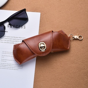 Étui à lunettes rétro en cuir PU à suspendre, étui portable pour lunettes de soleil avec cordon, boîte de rangement simple faite à la main, vente en gros - Product Image 1