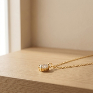 Ensemble Collier Pendentif Solitaire et Boucles d'Oreilles en Acier Inoxydable Plaqué Or PVD 18K avec Zircon Cubique Rond à 6 Griffes, Bijoux pour Femme, Vente en Gros, Personnalisation OEM - Product Image 4