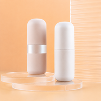 Flacon pompe capsule personnalisé OEM, contenant vide mat pour sérum avec pompe de précision et bande argentée, couleurs pêche/blanc