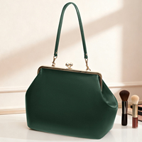 Sac à main pochette oversize à fermoir Kiss Lock pour femme, en cuir végétalien, style luxe discret, avec poignée supérieure et bandoulière, doté d'une poche intérieure