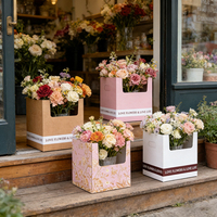 Ventes en gros de pots à fleurs en papier kraft ondulé portables personnalisés avec poignée pour arrangements floraux et emballages cadeaux