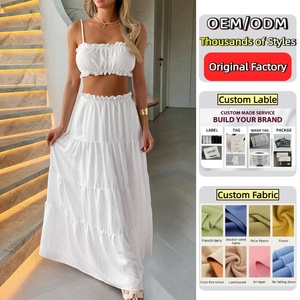 طقم ملابس صيفي من قطعتين باللون الأبيض بتصميم بوهيمي مكشكش، زي للشاطئ والإجازات، توب قصير مع تنورة طويلة للنساء مع إمكانية وضع شعار مخصص - Product Image 1