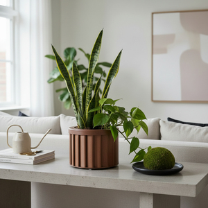 Maceta Redonda Strata Planter Md, Color Marrón Oscuro, de Madera, para Interiores y Exteriores - Product Image 2