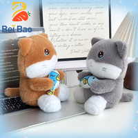 Fabricant OEM ODM de peluches personnalisées : Peluche chat kawaii doux tenant une poisson bleu, jouet en peluche, poupée chaton pour machine à griffes